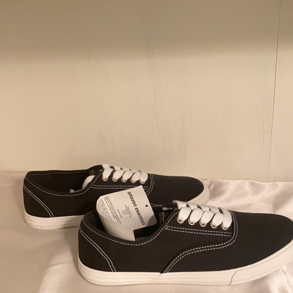 Black sneakers by Amazon Essentials, size 8 1/2, so comfy and good looking - Picture 5 of 6